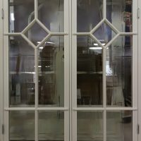 Pintaristikointi ulkopuolella. Ikkunassa ulos aukeava lämpölasipuite