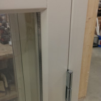 Vakio lämpölasipuitemuoto suoralla reunalla ja nostosaranalla (sarana poistunut vakiokäytöstä)