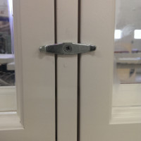 2-puoleinen karminkääntösuljin