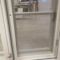 Sisään-ulos aukeavan ikkunan avattava hyttyspuite välitilassa, karminkääntösulkimet.