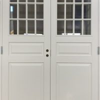 Jykevä pariovi tuplakeilauksella ja lasin pintaristikoilla