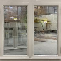 Kohtaavat 3-k ulkopuitteet pellavaöljykittauksella. Vakiosaranat, lyöntilista + vesinokat. Haminan kaupunginmuseo