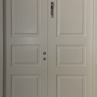 Jykevä pariovi sulkeutumispuolelta. Upotettu pikasalpa