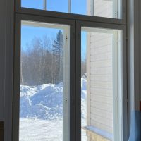 Sisäänpäin avautuva ikkuna vakiomuodoilla (ulkopuite funkkis) ja -heloituksilla. Peräpohjolan opisto