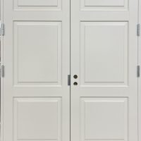 Jykevä pariovi peäsymmetrisellä peilijaolla + potkupellit