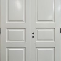 Jykevä pariovi epäsymmetrisellä peilijaolla