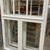 Ulkpuitteessa aidot jaot, listalasitus, vesinokat ja vakio saranat