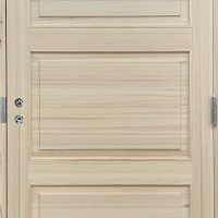 3- peilinen jykevä potkupellillä ja suippopäisillä saranoilla