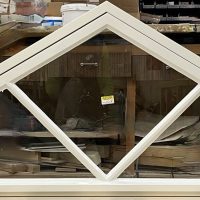 Kolmioikkuna irrotettavalla puitteella (ei saranoitavissa)