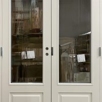 Jykevä pariovi lasilla