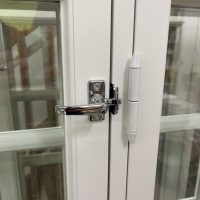 Kustavilainen puitemuoto. Vakio nostosarana ja Abloy-kääntösuljin
