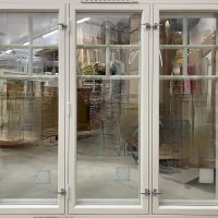 Abloy-kääntöslkimet suorareunaisessa sisäpuitteessa. Kustavilainen puitemuoto