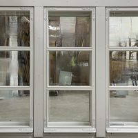 Siään aukeava ikkuna ulkoapäin. Listalasitus, vesinokat ja kulmaraudat