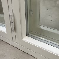 Vakio nostosarana ja Jugend puitemuoto, sisään aukeava ulkopuite vakiosaranalla