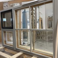 Sisään aukeava ikkuna ulkopuolelta. 2-väri maalaus, hyttyspuite alumiinia.